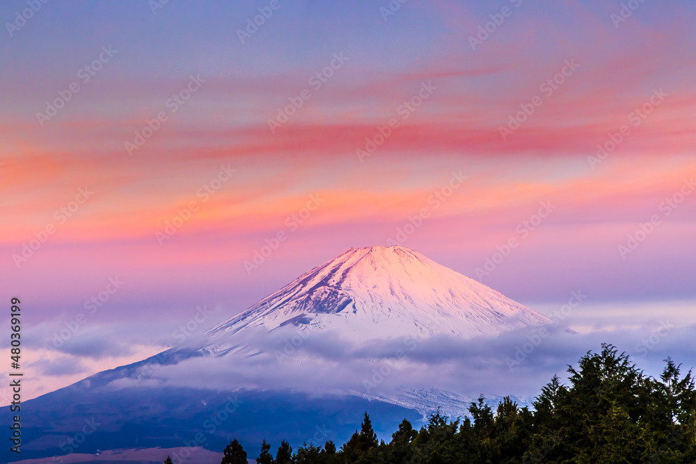 雪が積もった朝焼けの富士山