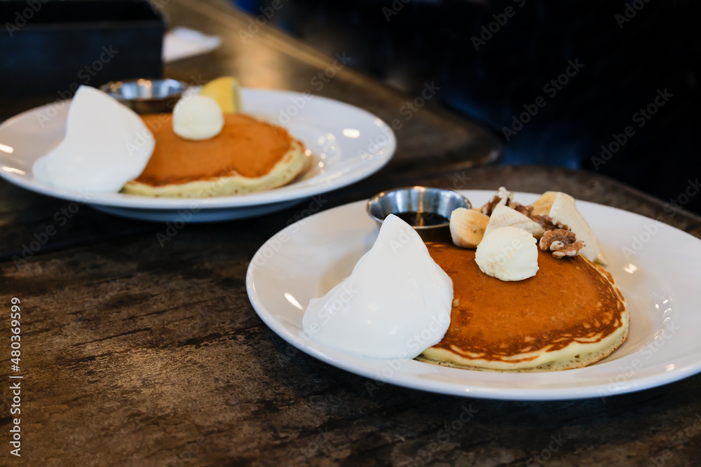 皿に盛られたおいしそうなホットケーキ