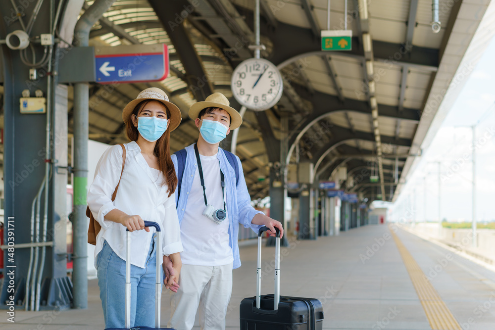 亚洲旅行者夫妇在泰国曼谷火车站等火车，旅行与运输