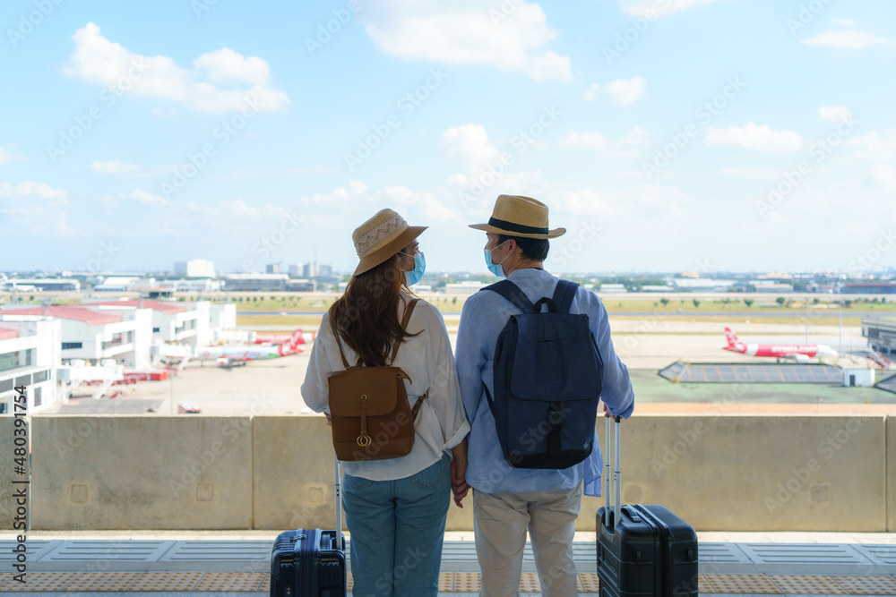 亚洲旅行者夫妇在泰国曼谷机场附近的火车站等火车，旅游