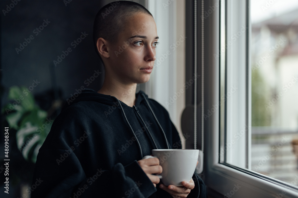 穆迪青春期女孩，正在经历生活中的变化。