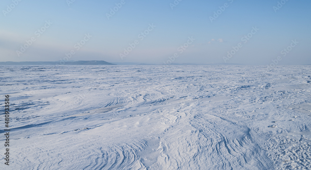 冬季景观-冰冻的海面上有雪。