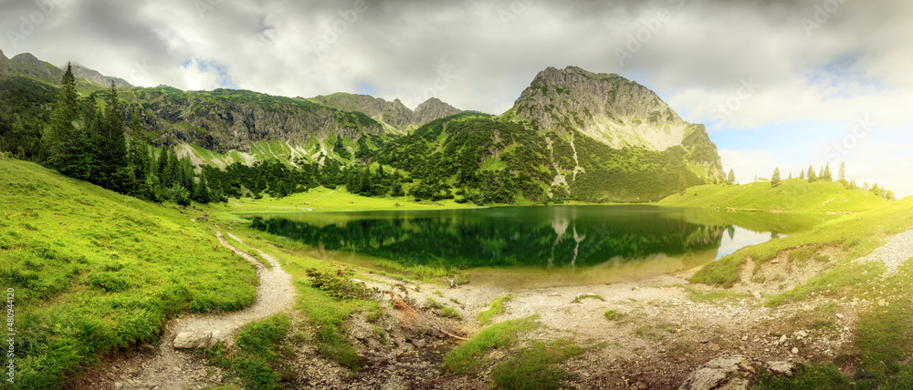 阳光灿烂的山湖全景