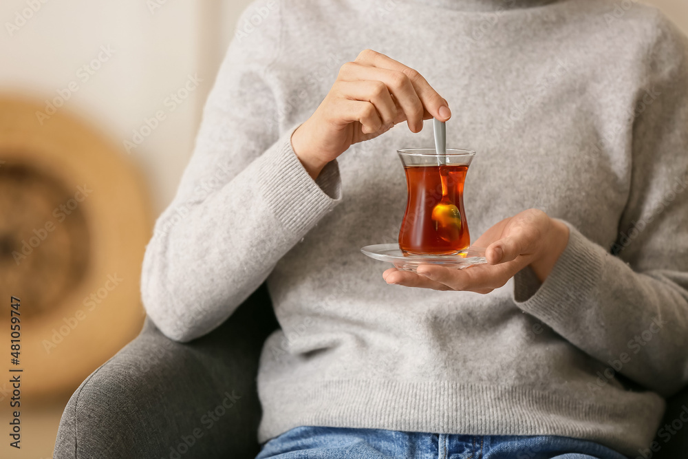 女人在家喝土耳其茶