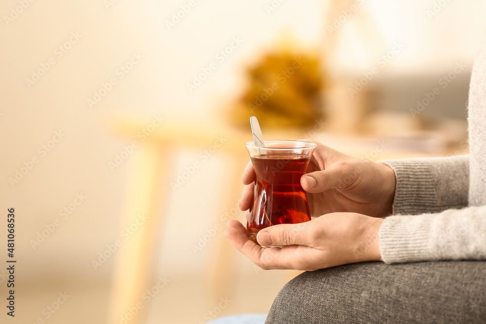 女人在家喝土耳其茶，特写