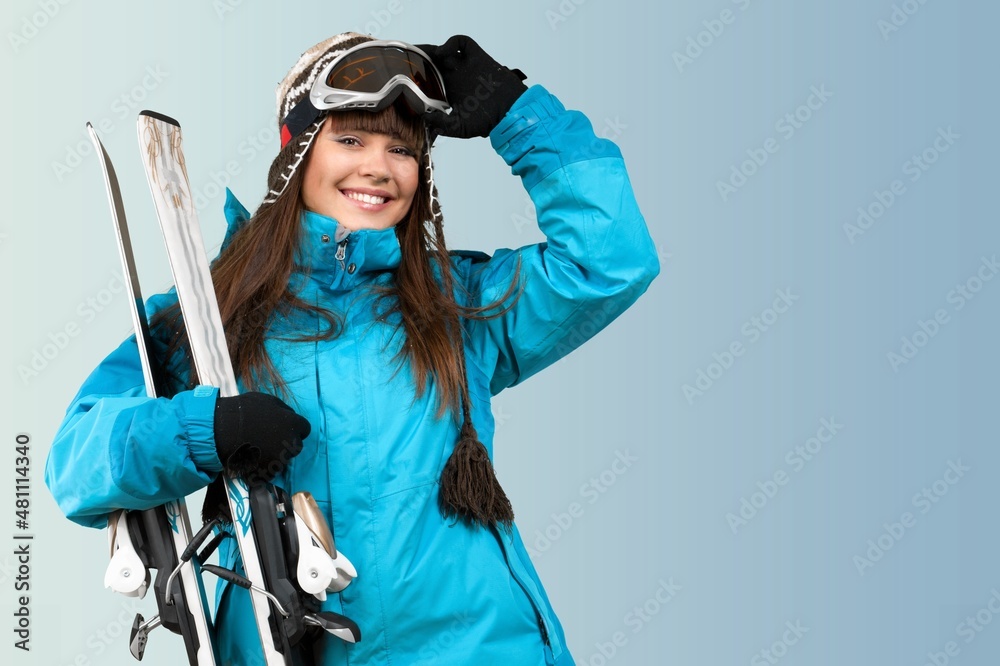 有趣的酷女人穿着保暖夹克在山上度过极端周末拥抱滑雪