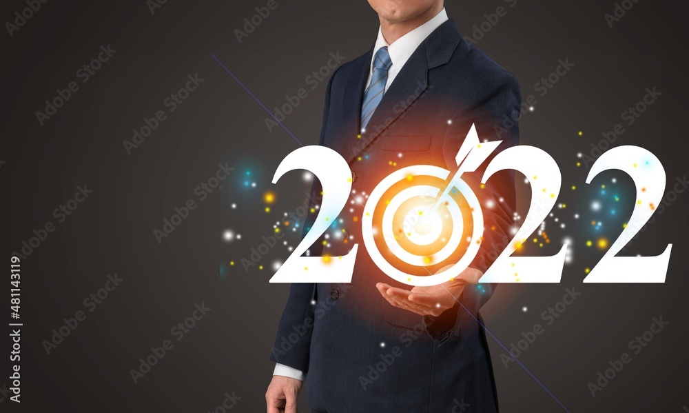 2022年新年的商业目标和目标，手握2022虚拟屏幕。新的一年商业理念