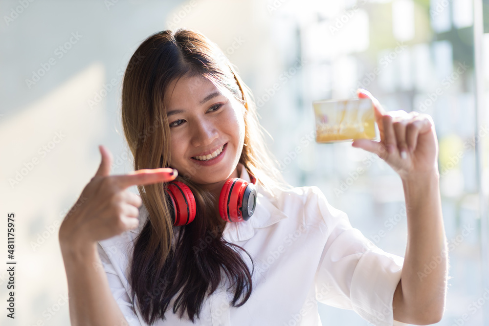 快乐微笑的女孩，手里拿着一张信用卡。