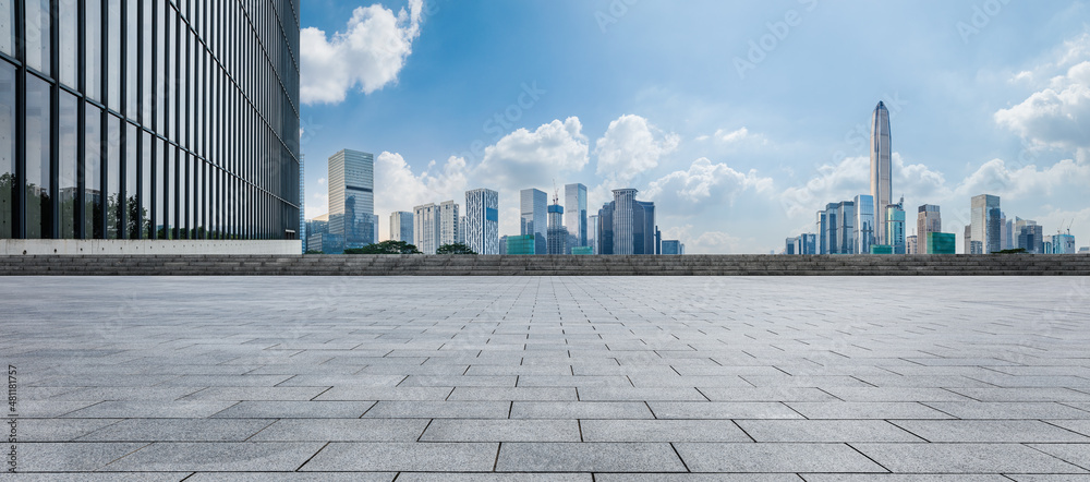 中国深圳的全景天际线和空荡荡的现代化商业办公楼。空荡荡的