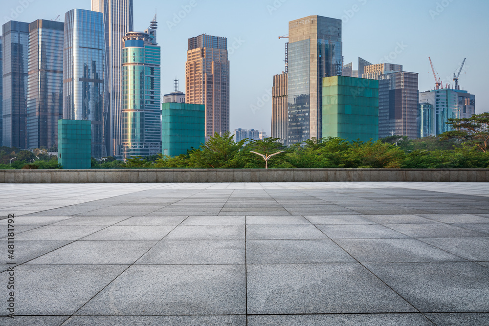 中国深圳，空荡荡的广场层和城市天际线，有现代化的商业办公楼。