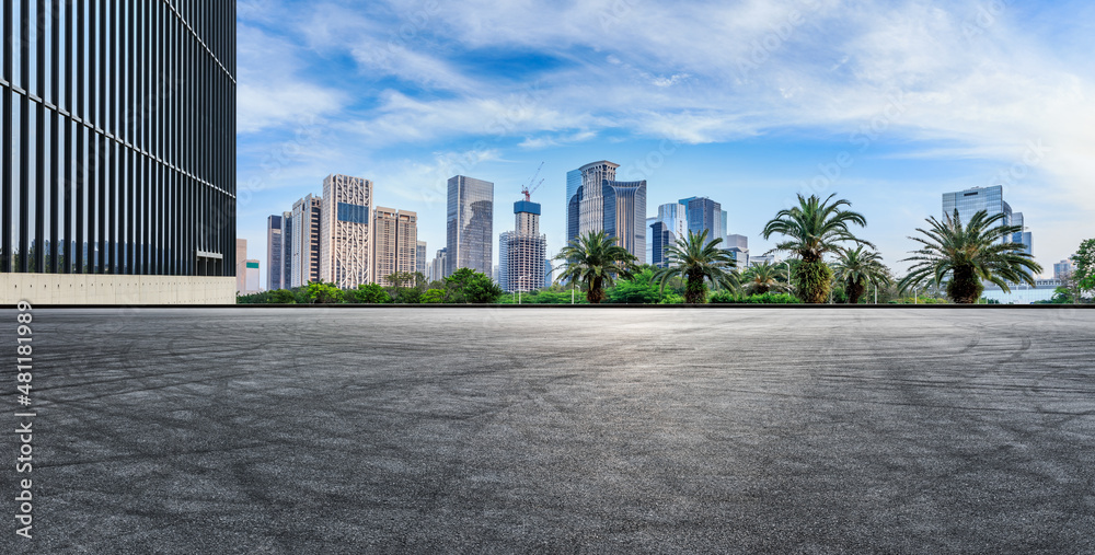 中国深圳的沥青道路和城市天际线，以及现代化的商业办公楼。