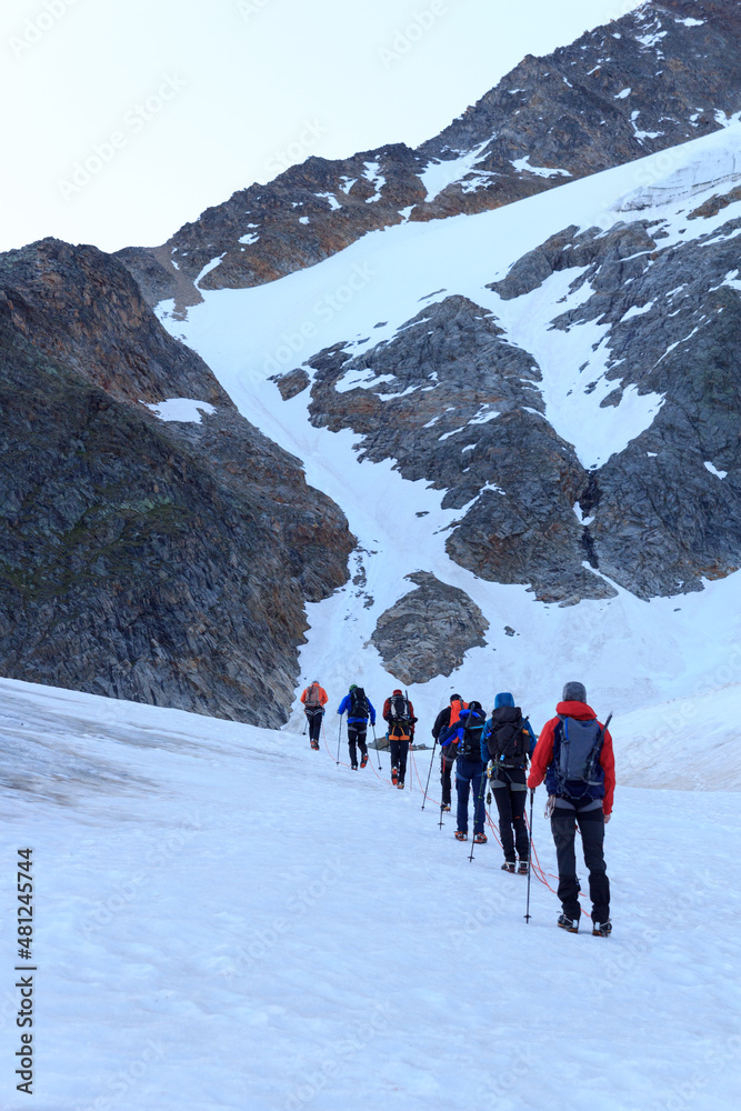 绳索队在Taschachferner冰川上用冰爪向Wildspitze和mountain sno登山