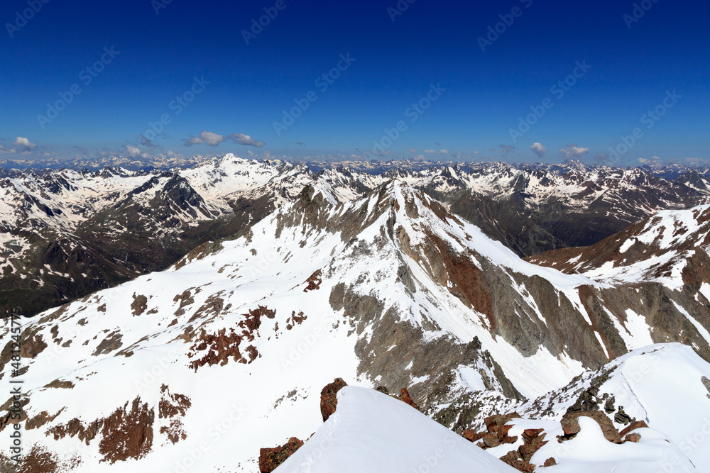 从Sewegertenspitze山顶和T的蓝天上看到的阿尔卑斯山脉主链上的山雪全景