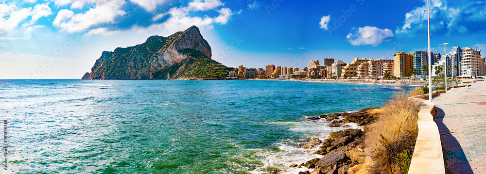 Puesta de sol en la playa de España. Roca del Peñón de Ifach. Paisaje de la costa mediterránea en la