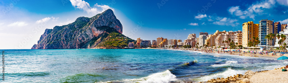 Puesta de sol en la playa de España. Roca del Peñón de Ifach. Paisaje de la costa mediterránea en la