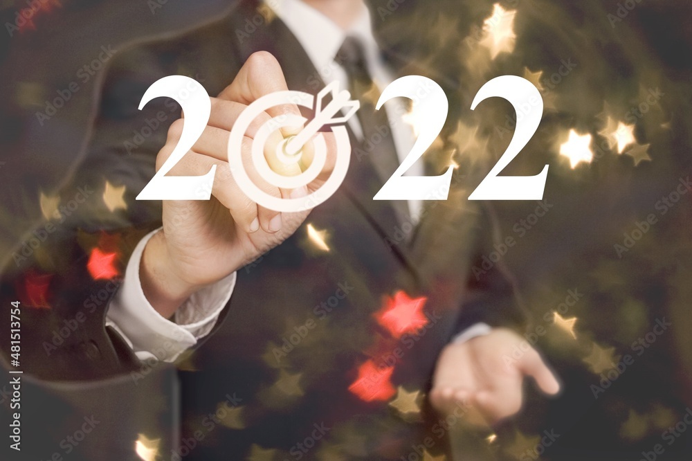 2022年新年的商业目标和目标，手握2022虚拟屏幕。新的一年商业理念