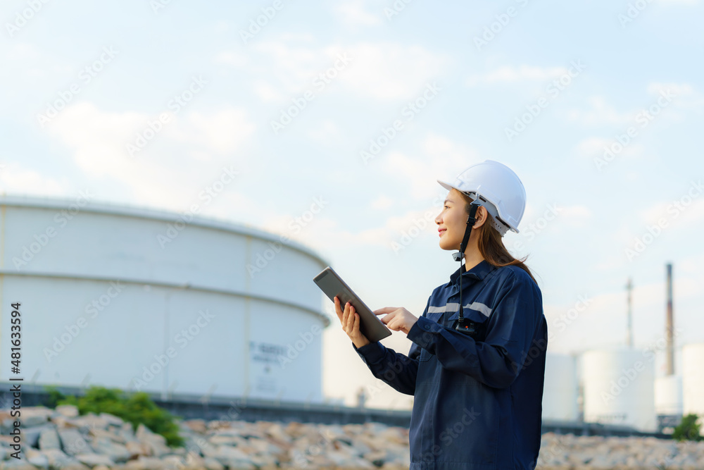 亚洲女性石化工程师在石油和天然气炼油厂内部使用数字平板电脑