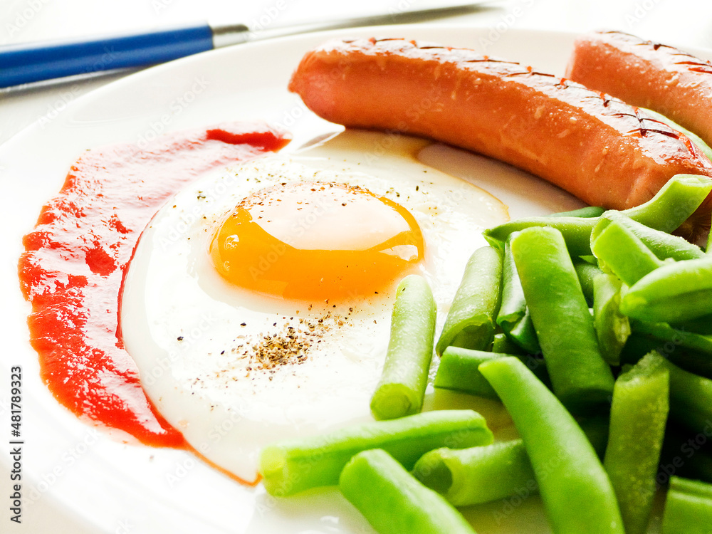 Egg sausages and green beans