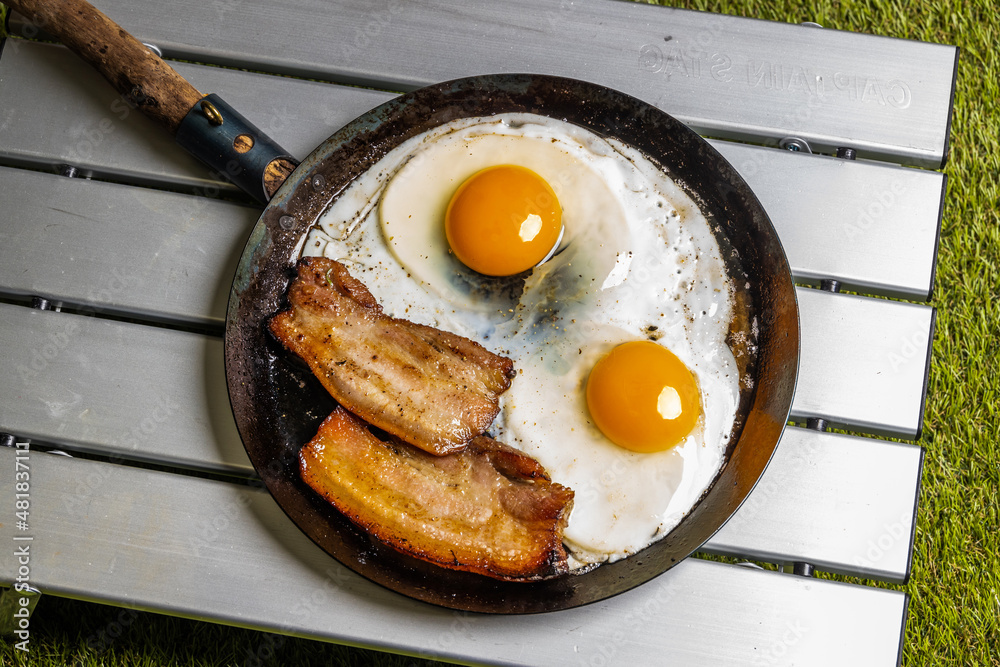 スキレットでベーコンエッグ Bacon egg with cast-iron skillet