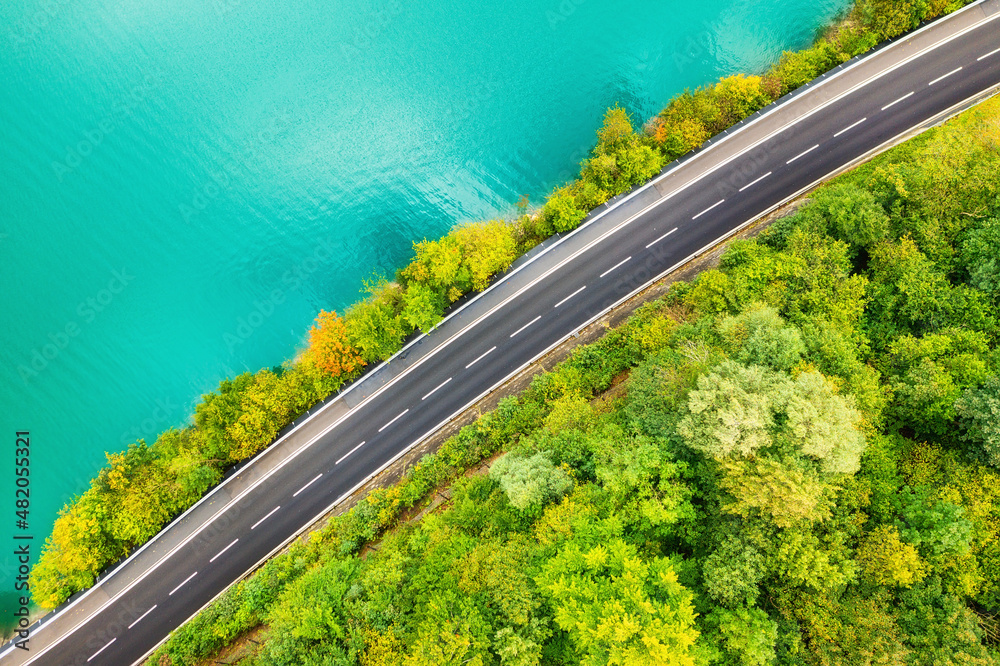 绿松石湖附近的道路。空中景观。瑞士湖边的道路。夏季景观