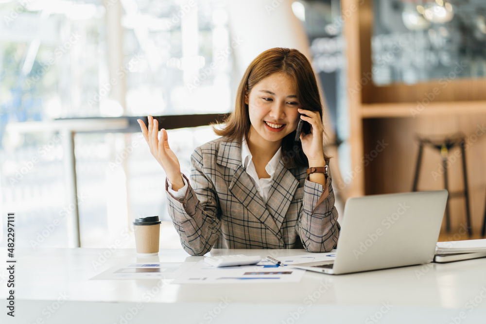 smiling female entrepreneur talking with a client on her cellphone.