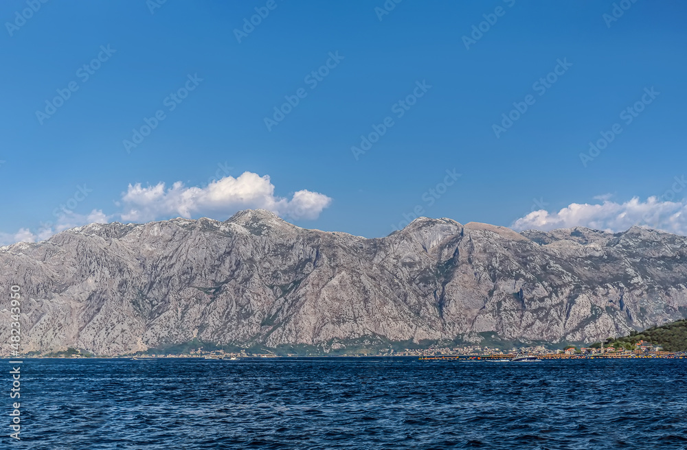 地中海海滨全景。海景。海、山和云。旅行背景