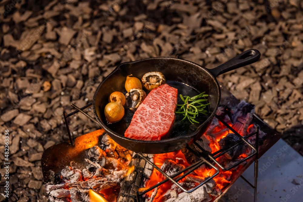 ステーキ　Grill beef steak outdoors, at the campsite 