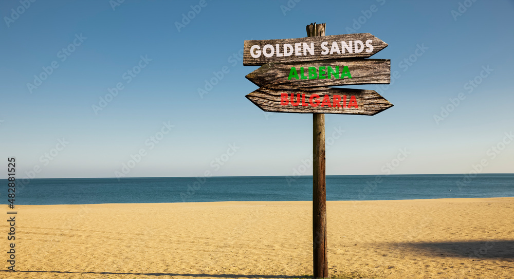 Wegweiser am Sandstrand am Goldstrand an der Bulgarische Schwarzmeerküste