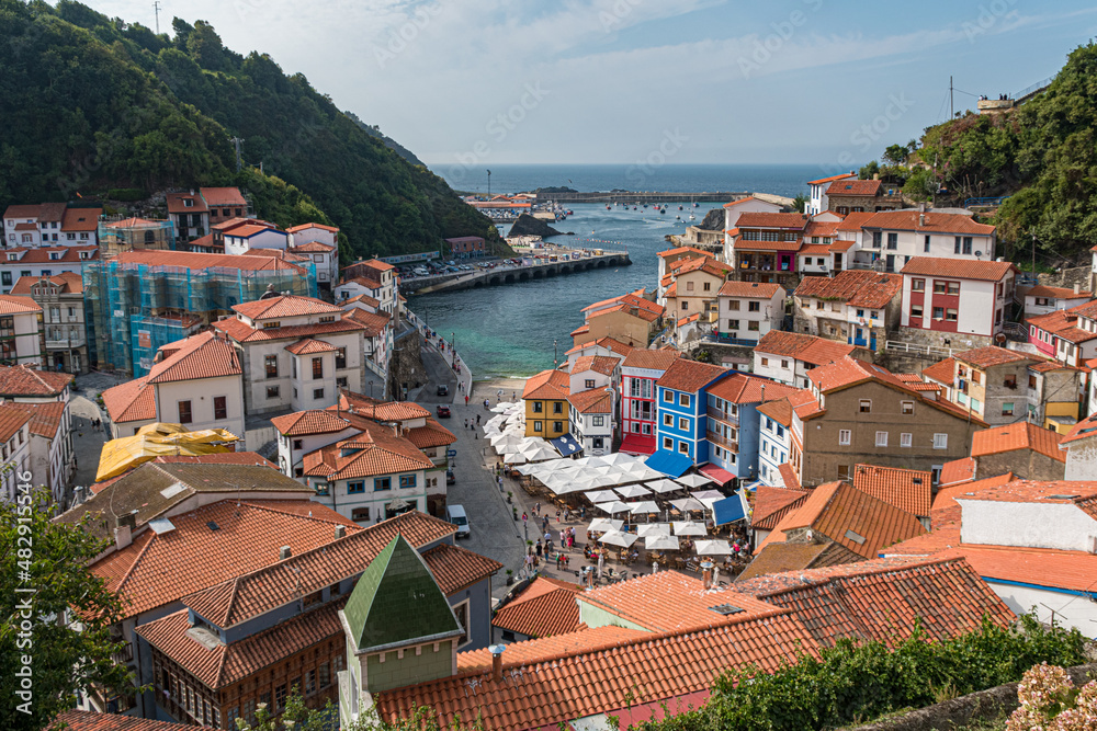 Cudillero海滨村庄全景（西班牙北部阿斯图里亚斯）