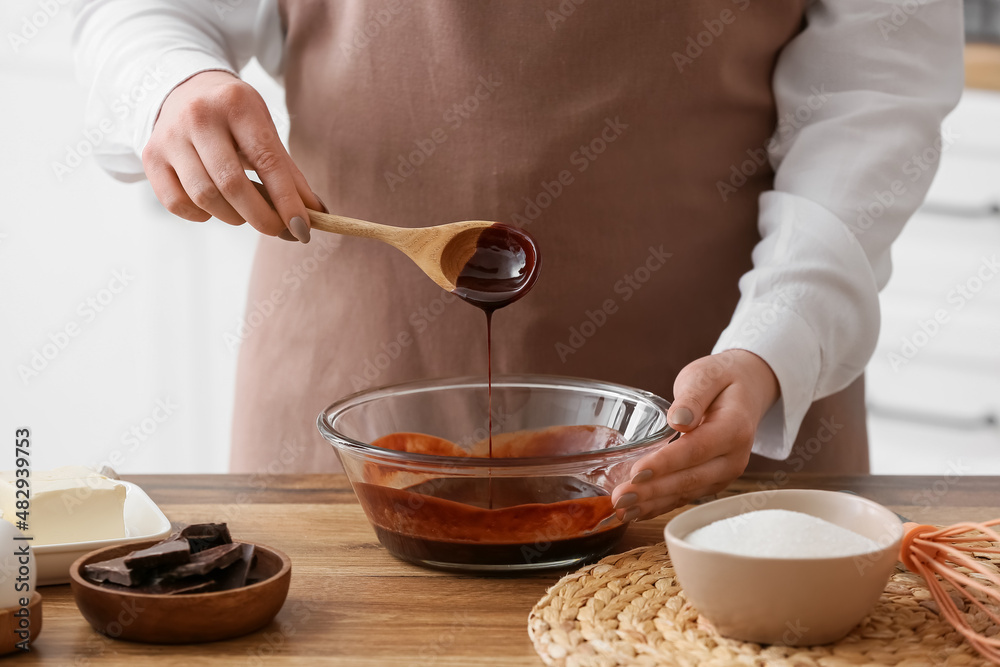 女人在厨房桌子旁准备巧克力布朗尼，特写