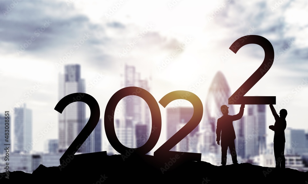 2022新年概念。情侣撑着。数字