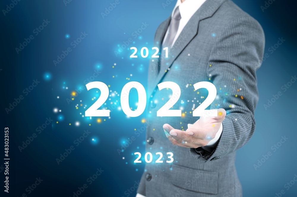 西装商人选择2022作为背景。新年伊始的想法