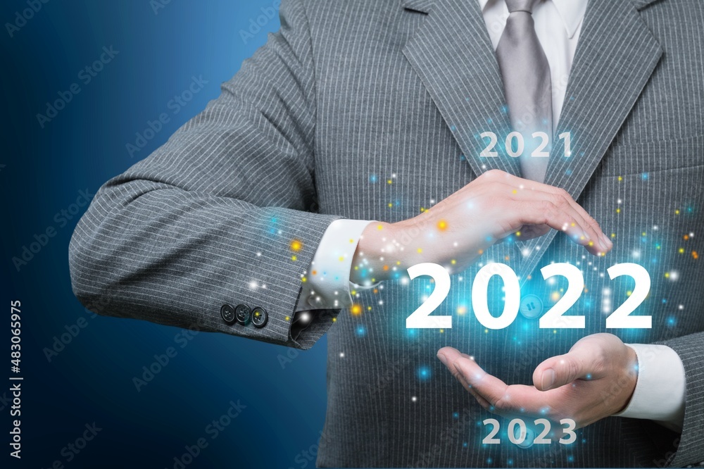 西装商人选择2022作为背景。新年伊始的想法