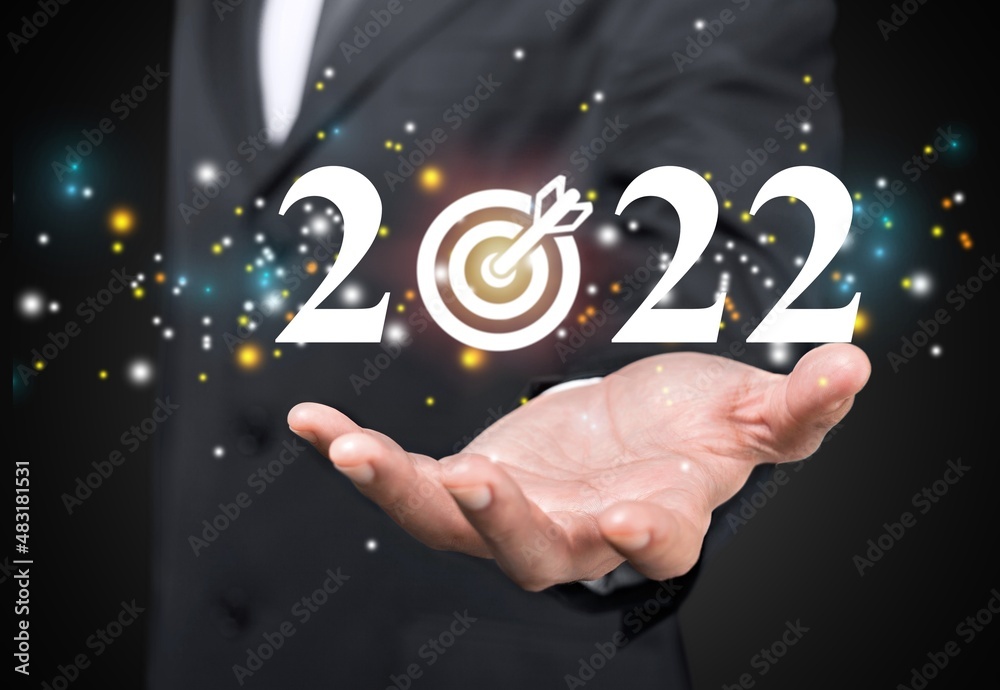 2022年新年的商业目标和目标，手握2022虚拟屏幕。新的一年商业理念