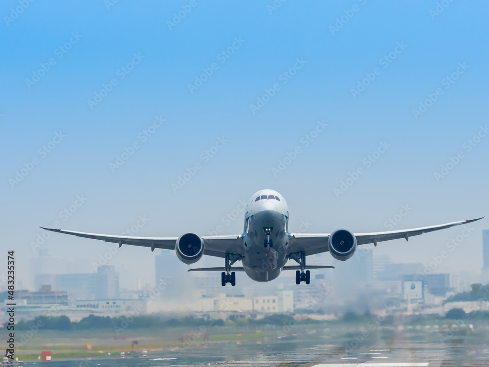 大阪国際空港を離陸するボーイング787