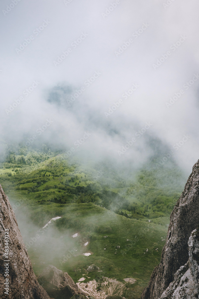 雾山鸟瞰薄雾景观岩石和绿色山谷夏季旅行荒野n