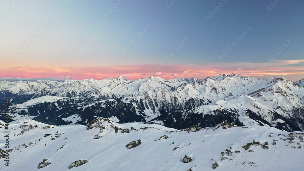 冬季阿尔卑斯山山峰全景