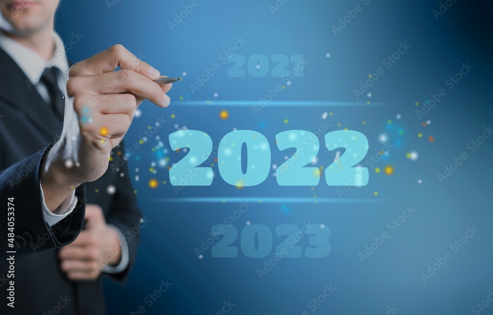 西装商人选择2022作为背景。新年伊始的想法