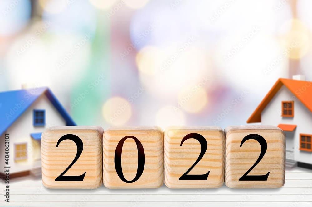 两栋房子的模型和2022年的木块编号。新年房地产投资概念。