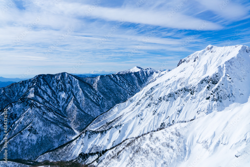 冬の山岳風景　さわやかな空