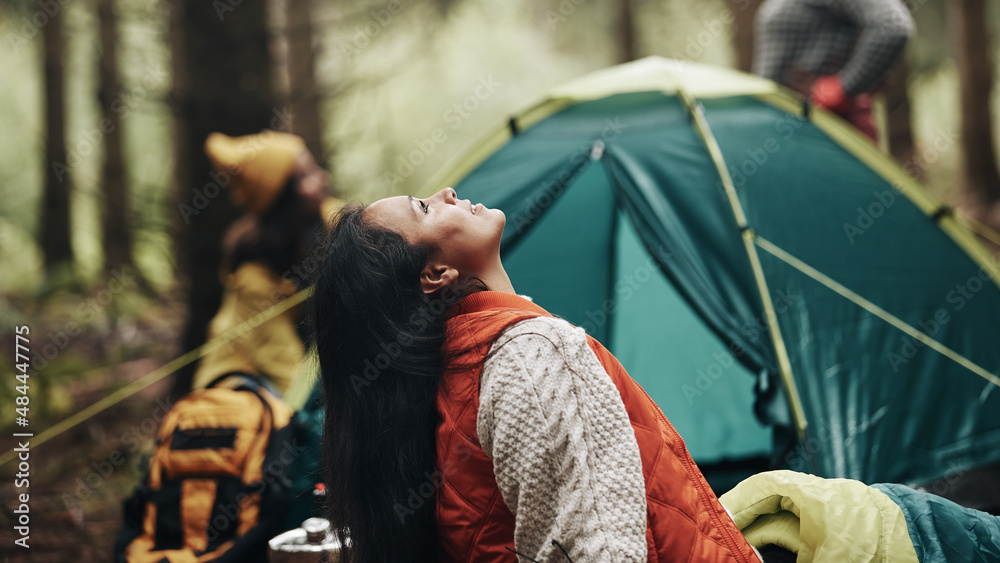 女人在森林露营地放松