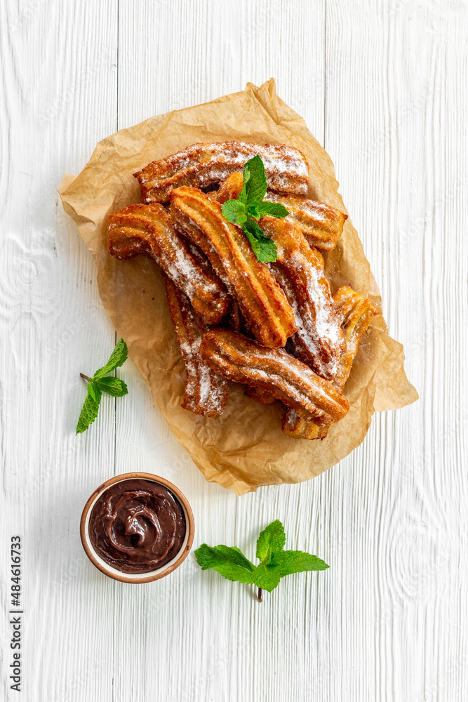 烤纸上的西班牙油条华夫饼，俯视图