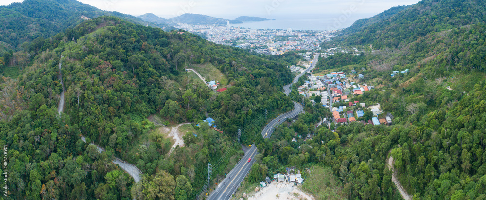 秋季森林中山路鸟瞰图曲线路无人机俯视图彩色l