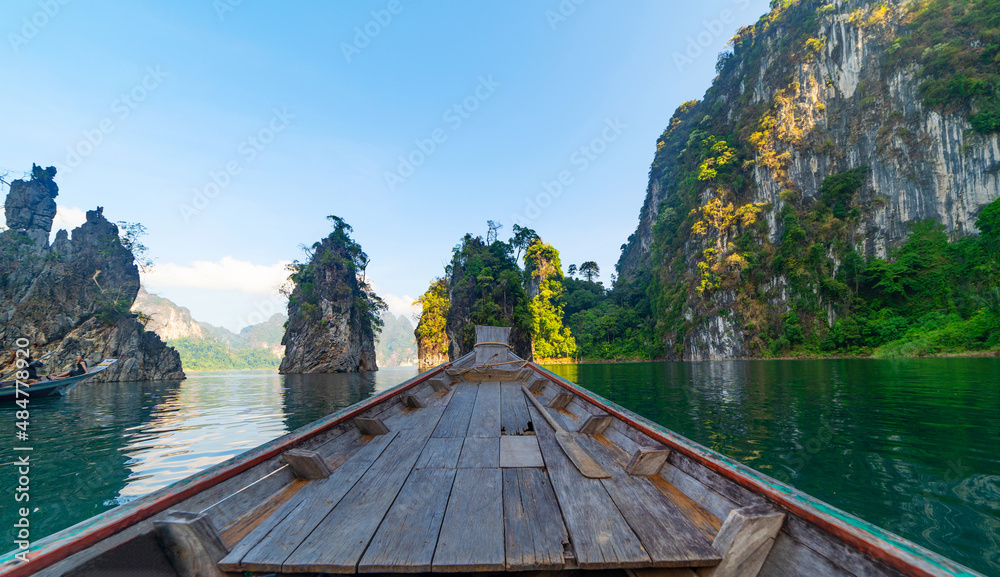 从木制泰国长尾船的头部欣赏美丽的风景，欣赏美丽的自然景观。