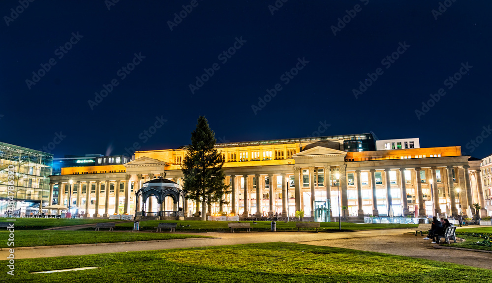 夜晚的德国斯图加特Schlossplatz广场