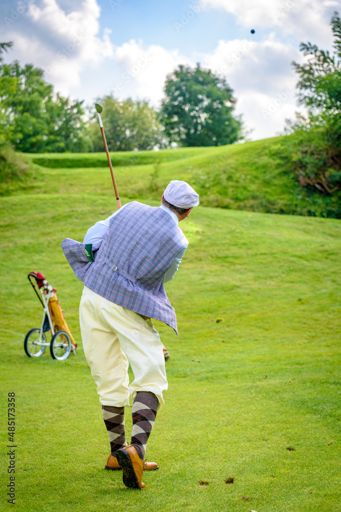 golfista retro wybija piłkę