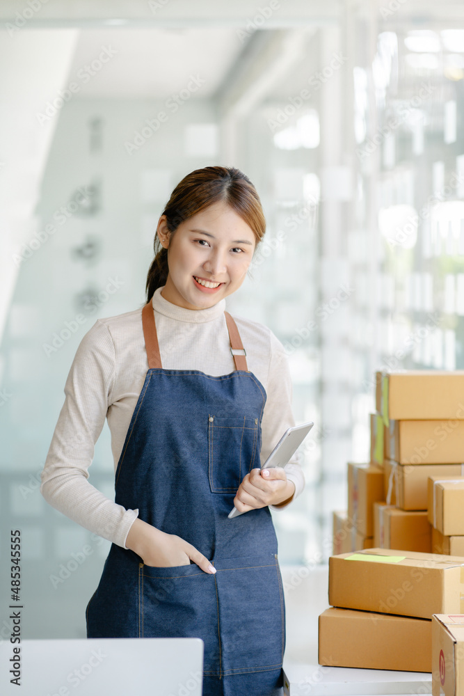 年轻的女员工正在检查准备交付的包裹。