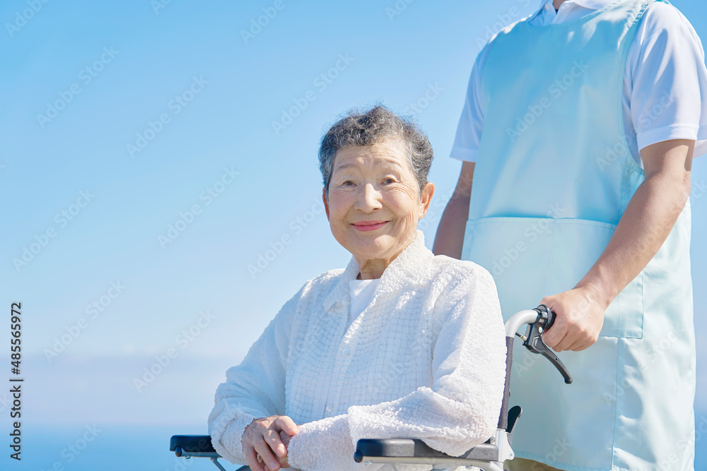 車椅子に乗る高齢者　屋外