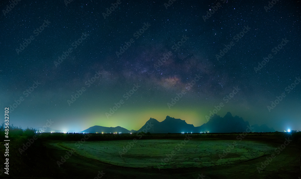 银河系景观。夜空中有星星在山上。长曝光照片。