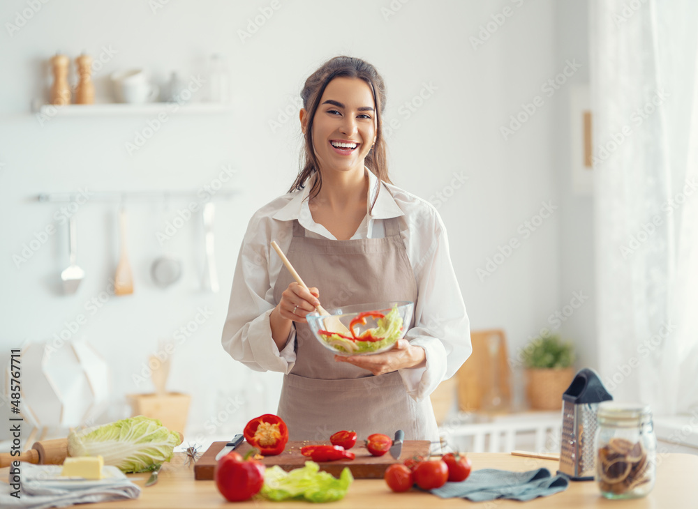 女人正在准备合适的饭菜